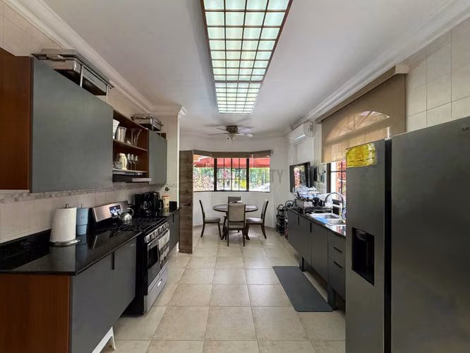 Casa Amoblada de 4 Recámaras en Alquiler en Clayton – 450 m² con Piscina Privada y Terraza - Imagen 8