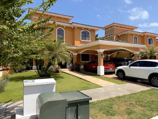Casa Amoblada de 4 Recámaras en Alquiler en Clayton – 450 m² con Piscina Privada y Terraza - Imagen 1