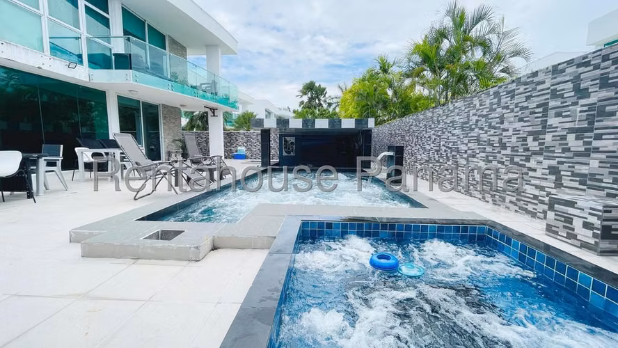 Casa con Piscina en Alquiler en Costa Sur JG