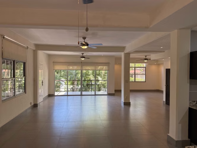 Casa Dúplex En Clayton Con Patio y Jardín Residencial cerrado