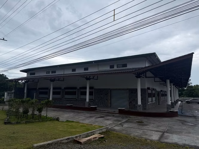 Se alquila local comercial 2,000 mts 2 a 2.00 el metro