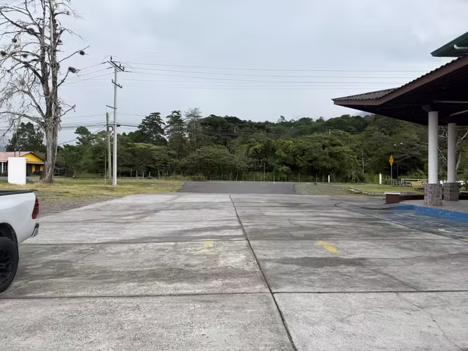 Se alquila local comercial 2,000 mts 2 a 2.00 el metro
