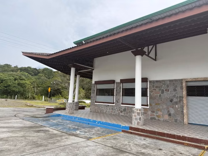 Se alquila local comercial 2,000 mts 2 a 2.00 el metro