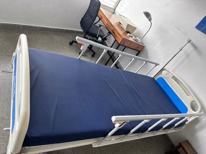 Cama Hospitalaria Manual con Colchón y Porta Suero – Poco Uso