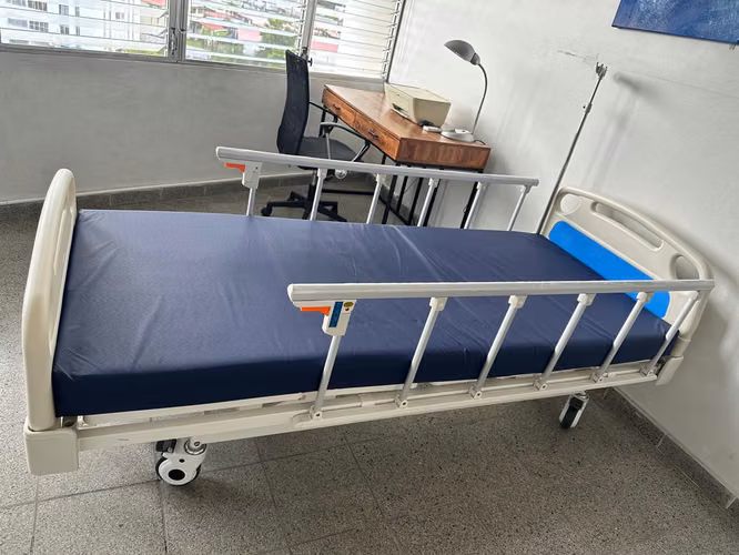 Cama Hospitalaria Manual con Colchón y Porta Suero – Poco Uso