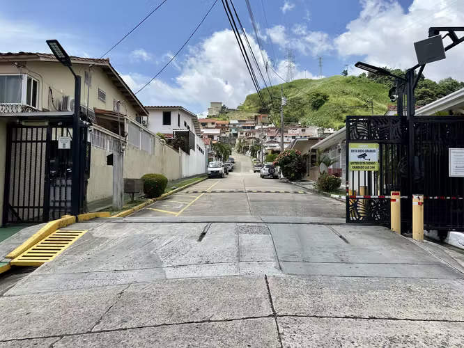 Casa de 4 Recámaras + Den en Limajo, Altos de Panamá - Gran Espacio Familiar