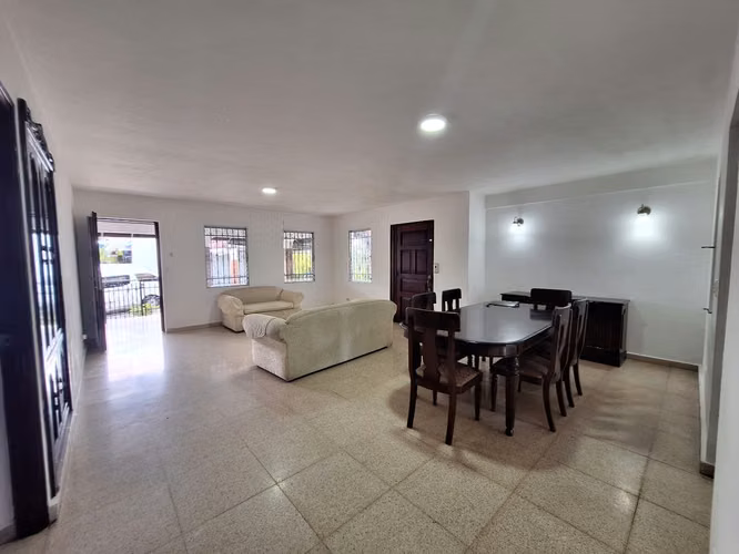 Casa en el Dorado de dos Niveles y 4 Parking - Imagen 3