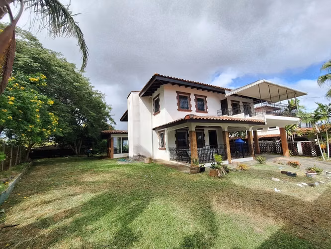 Casa en el Dorado de dos Niveles y 4 Parking