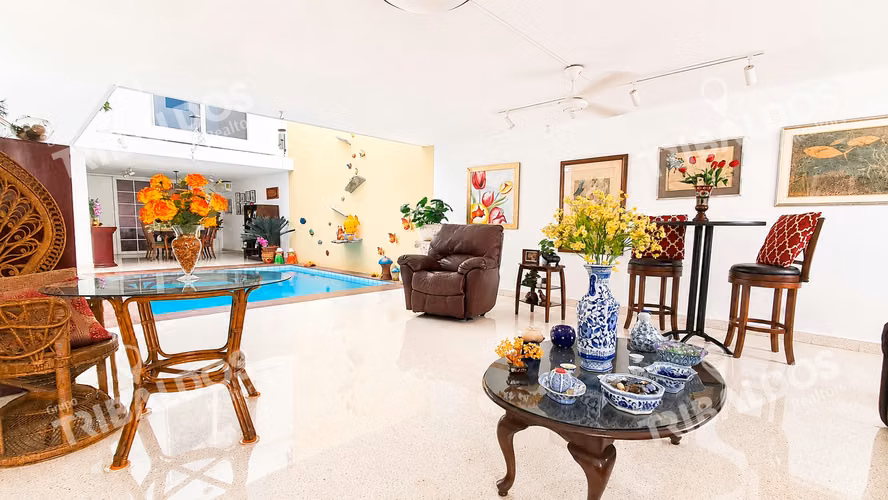 CASA EN VENTA EN LA MANZANA DE OBARRIO