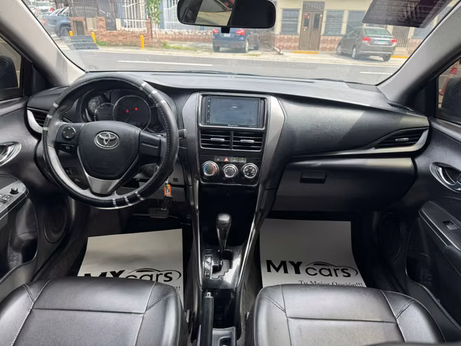 TOYOTA YARIS AUTOMATICO IMPECABLE