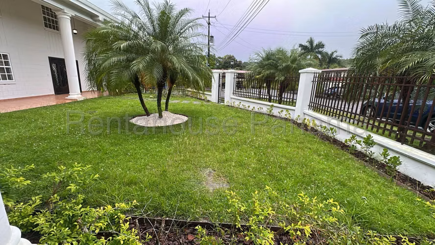 ALQUILO. Casa en el Guanavano en Clayton. 692m2