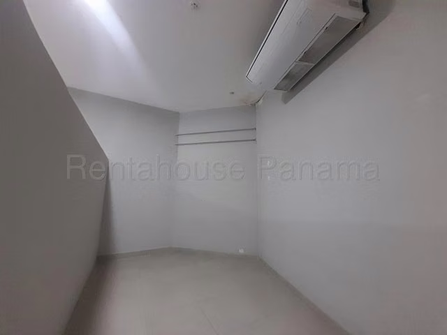 Alquiler de local comercial en Plaza, ubicada en Santa Elena