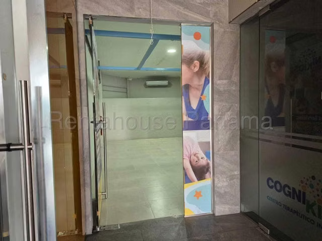 Alquiler de local comercial en Plaza, ubicada en Santa Elena