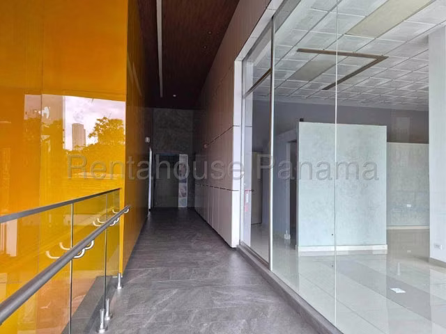 Alquiler de local comercial en Plaza, ubicada en Santa Elena