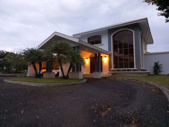 ESPECTACULAR CASA EN LAS CUMBRES EN LA VENTA - OPORTUNIDAD!!!