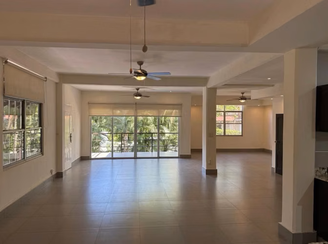 ¡En Alquiler! Exclusiva Casa de 3 Niveles en Clayton (Al lado del King's College) - Imagen 4