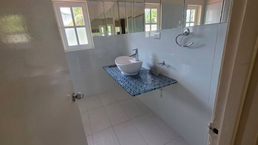¡Espectacular Casa Remodelada en Clayton! Con Piscina y Gran Jardín - Imagen 16
