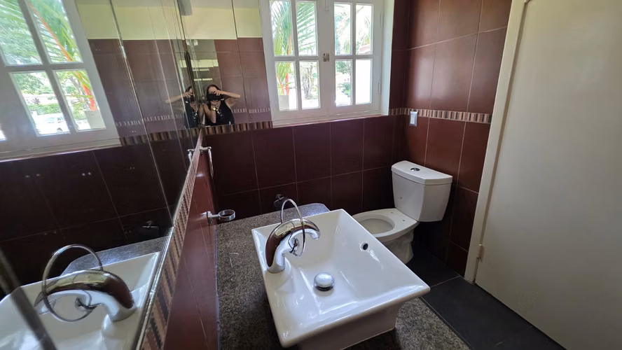 ¡Espectacular Casa Remodelada en Clayton! Con Piscina y Gran Jardín - Imagen 12