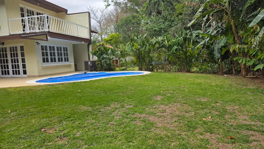 ¡Espectacular Casa Remodelada en Clayton! Con Piscina y Gran Jardín - Imagen 18