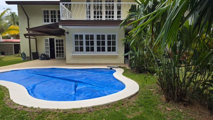 ¡Espectacular Casa Remodelada en Clayton! Con Piscina y Gran Jardín