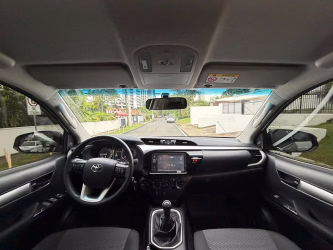 Pickup Toyota Hilux 2023 Manual 4X4 ¡Solo 35mil km! - Imagen 17