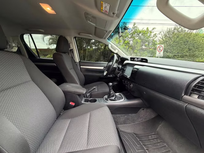 Pickup Toyota Hilux 2023 Manual 4X4 ¡Solo 35mil km! - Imagen 11