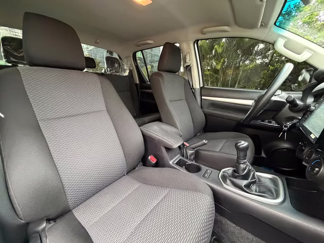 Pickup Toyota Hilux 2023 Manual 4X4 ¡Solo 35mil km! - Imagen 12