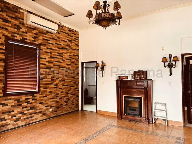 Alquiler de casa comercial en La Cresta