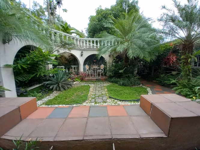 Las Cumbres. 504mts 3r 2.5b patio den $285,000.00neg - Imagen 2
