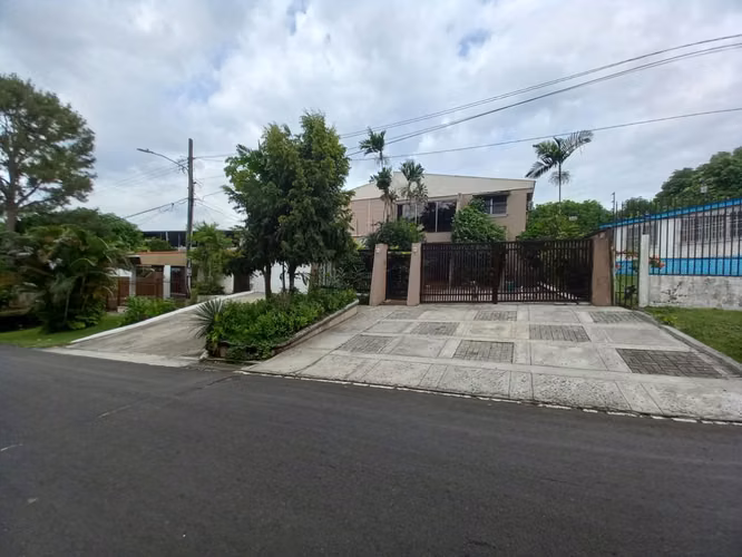 Las Cumbres. 504mts 3r 2.5b patio den $285,000.00neg - Imagen 4