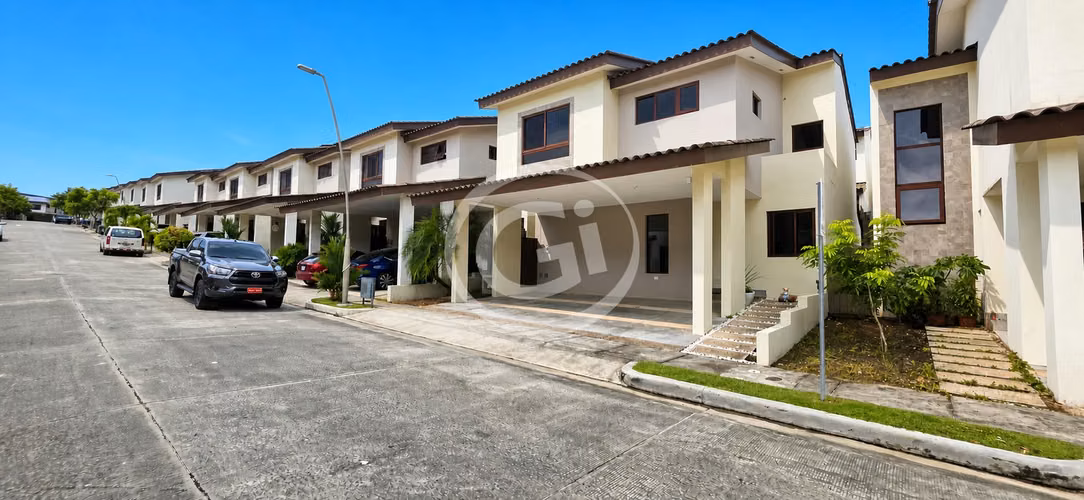 Casa en venta en Golf Gardens, Brisas del Golf – 3 recámaras y terraza
