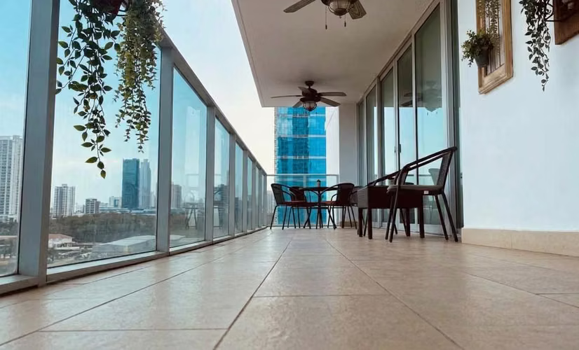 Apartamento en Costa del Este I con balcon y excelente distribución