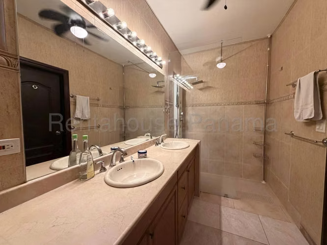 271436. Se alquila casa amoblada, 296m de terreno, 3 recámaras, 3.5 baños - Imagen 17