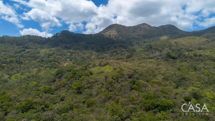 Reducción de precio! 18.4 hectáreas con quebrada, sistema solar y construcción existente - Imagen 19