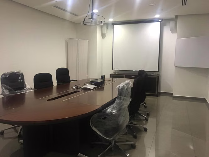 269161. Se vende galera 1058m con 5 oficinas amobladas, 5 baños, aire central - Imagen 12