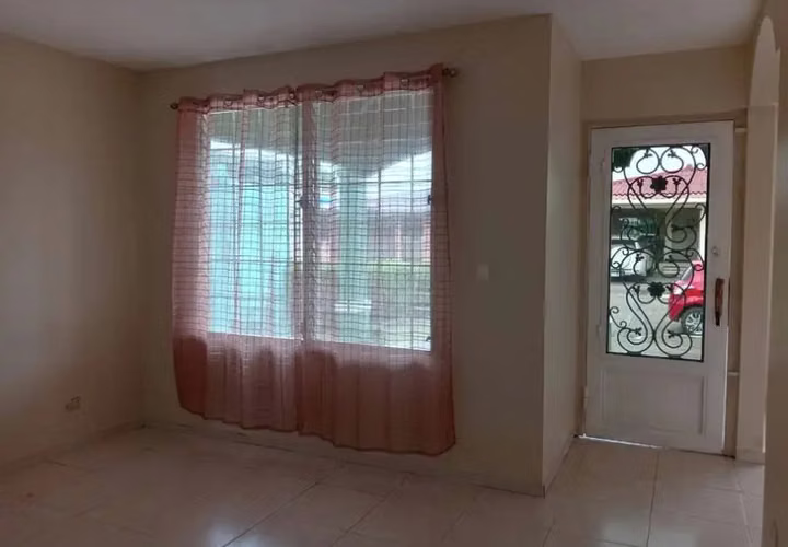 JUAN DÍAZ / CASA EN ALQUILER / 3 RECÁMARAS / 2 BAÑOS / 2 ESTACIONAMIENTOS