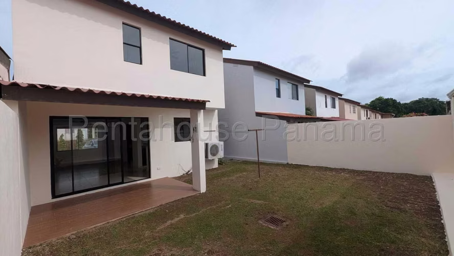 House for Sale in La Chorrera. Los Robles. Arboledas.