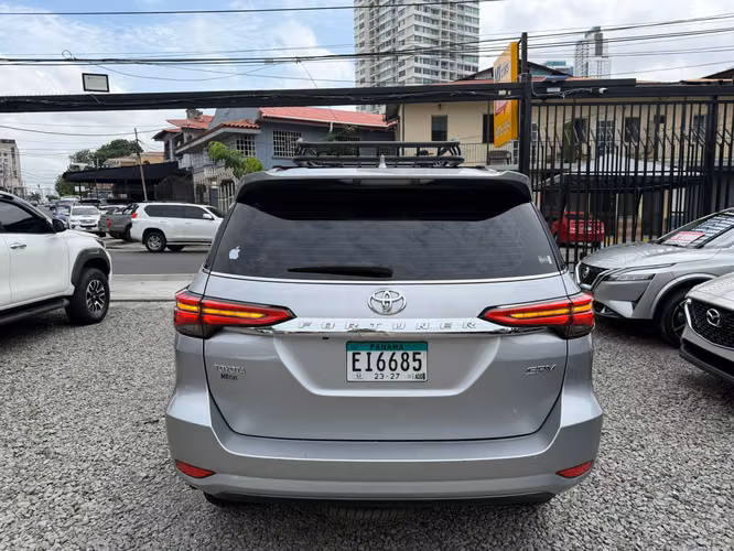 TOYOTA FORTUNER 2023 DIESEL 4X4  7 PASAJEROS - Imagen 6