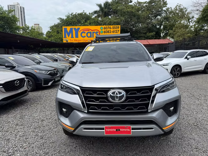 TOYOTA FORTUNER 2023 DIESEL 4X4  7 PASAJEROS - Imagen 1