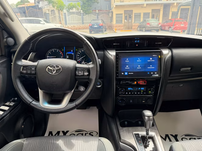 TOYOTA FORTUNER 2023 DIESEL 4X4  7 PASAJEROS - Imagen 10
