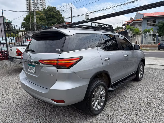 TOYOTA FORTUNER 2023 DIESEL 4X4  7 PASAJEROS - Imagen 7