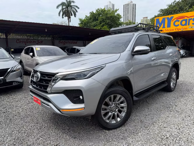 TOYOTA FORTUNER 2023 DIESEL 4X4  7 PASAJEROS - Imagen 4