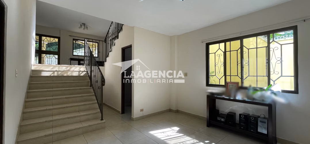 Ancón, Venta de Casa de tres niveles con terraza