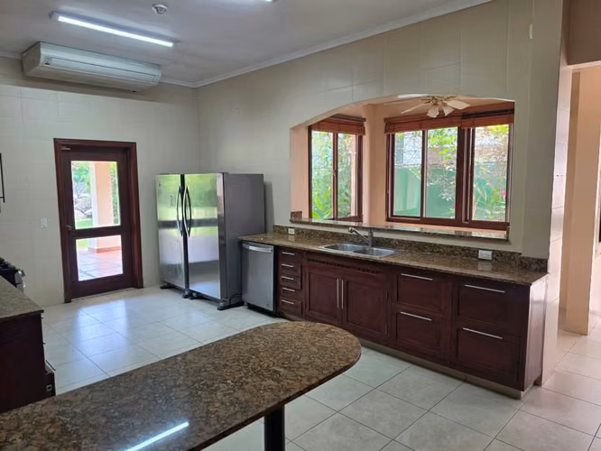 . ! Casa en Costa del Este residencial privado I con 4 parking y amplio patio - Imagen 7