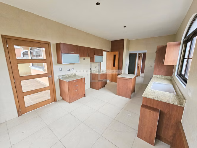 Venta de Casa Unifamiliar de Esquina en El Doral - Costa Sur. Haga una oferta - Imagen 5