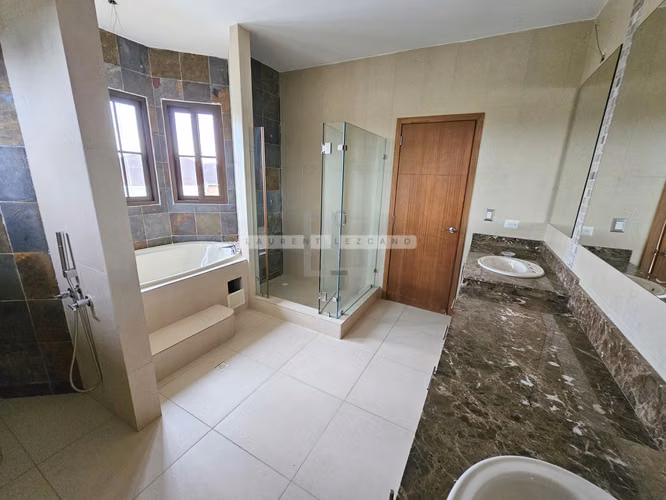 Venta de Casa Unifamiliar de Esquina en El Doral - Costa Sur. Haga una oferta - Imagen 9