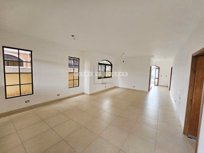 Venta de Casa Unifamiliar de Esquina en El Doral - Costa Sur. Haga una oferta - Imagen 3