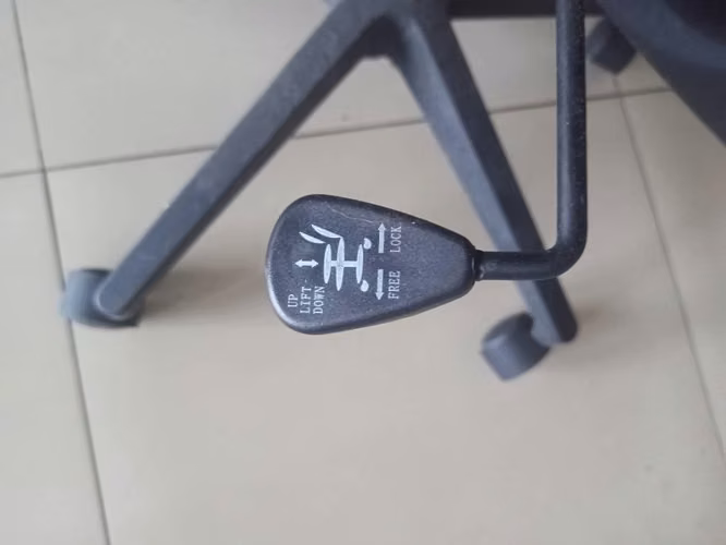 Silla de escritorio regulable en altura - Imagen 2
