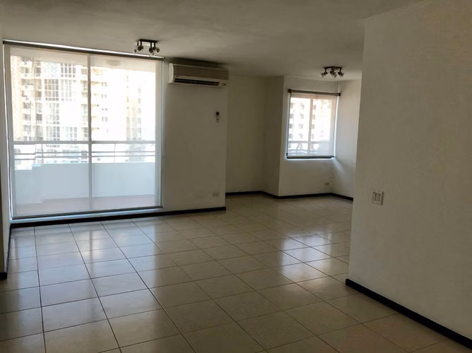 Apartamento en Punta Pacifica I con balcón y vista parcial al mar - Imagen 5