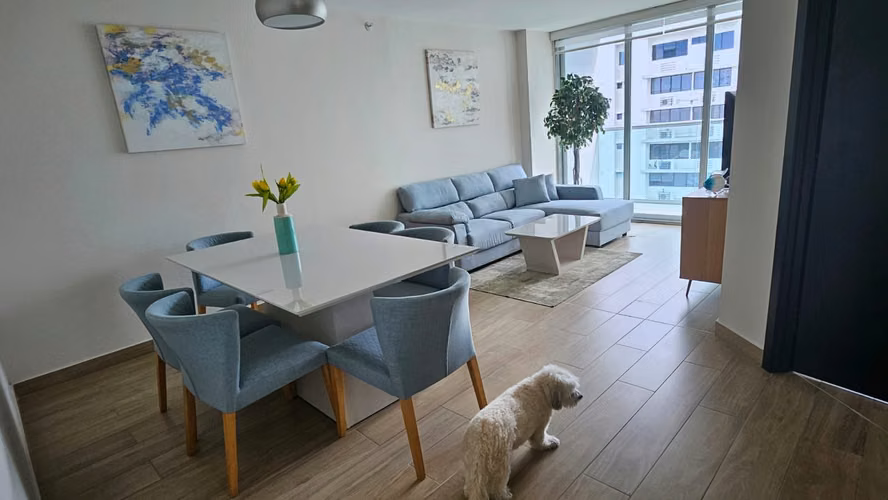 Apartamento en Altos de Golf I con balcon y excelente ubicacion